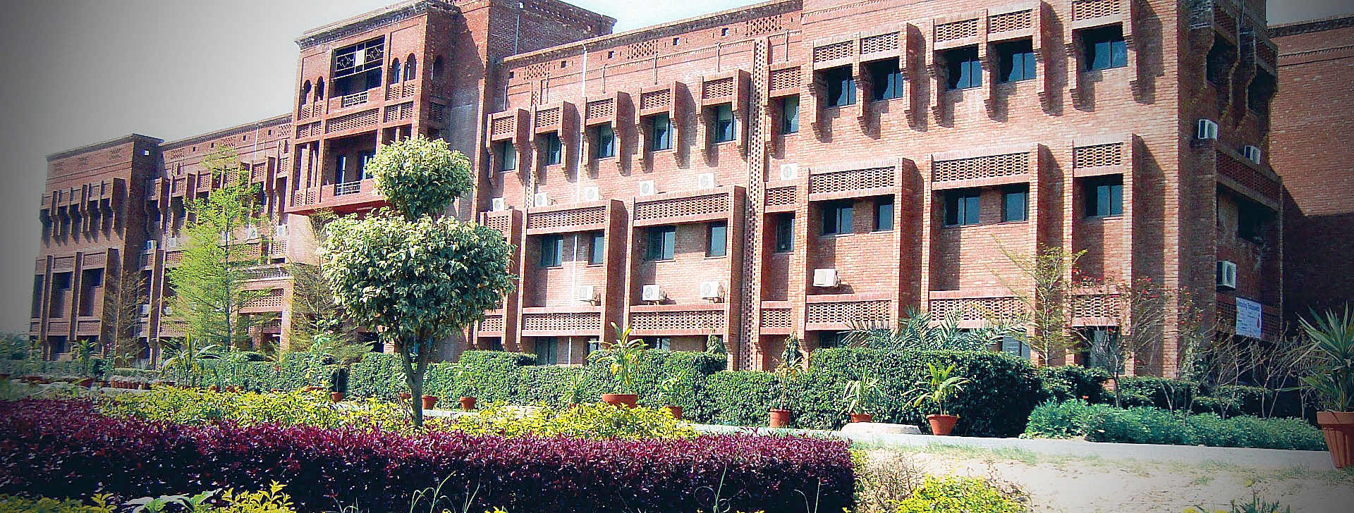 comsat university islamabad Comsats institute of information technology (ciit) is rated amongst top ranked universities of the country started it's virtual campus to enhance the coverage of quality higher education in the country by offering sophisticated distance learning education programs in pakistan. comsat university islamabad Comsats institute of information technology (ciit) is rated amongst top ranked universities of the country started it's virtual campus to enhance the coverage of quality higher education in the country by offering sophisticated distance learning education programs in pakistan.